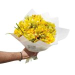 Bouquet de fresias amarillas y astromelias